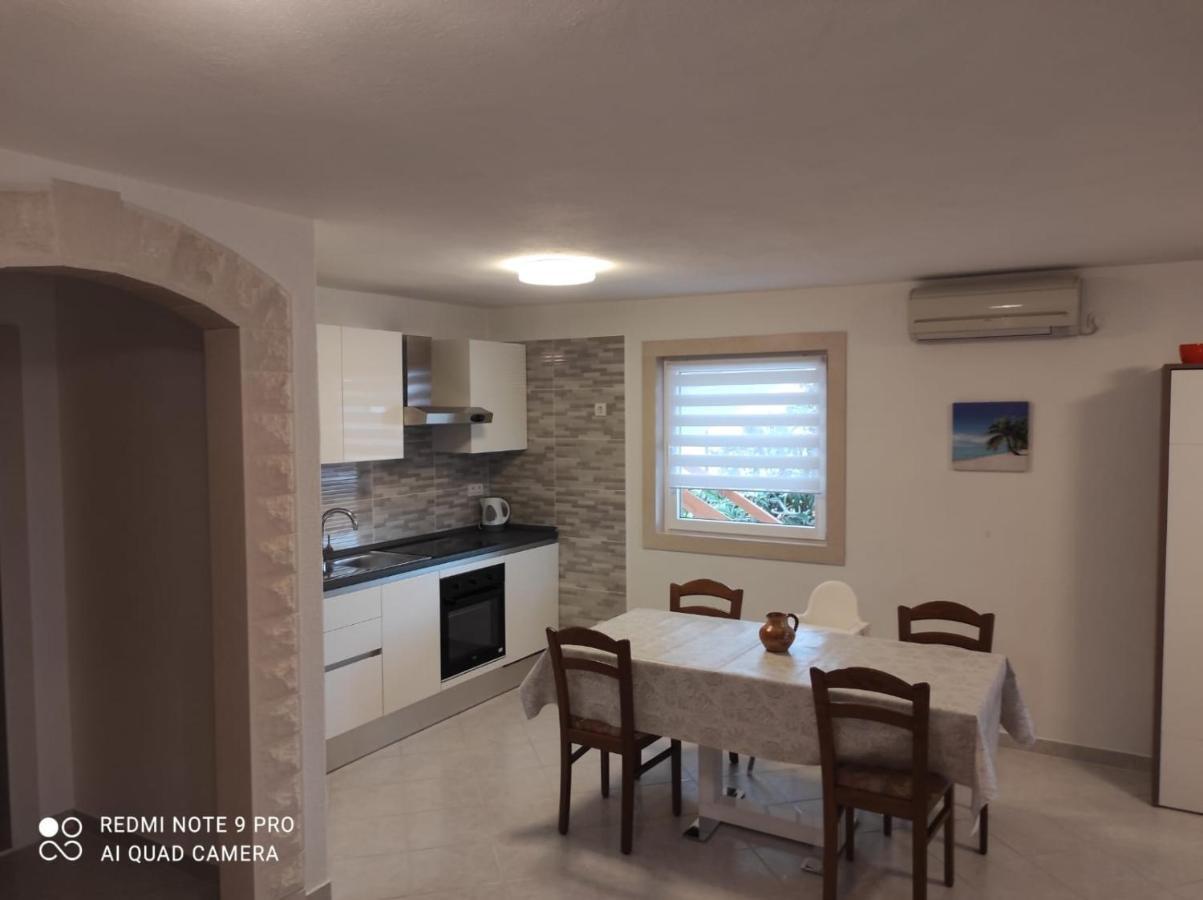 Apartments Marko Sutivan Insel Brac Екстер'єр фото